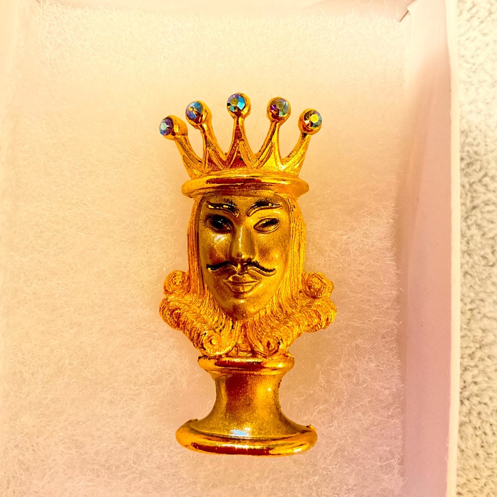 vintage crown trifari the king, chess piece brooch